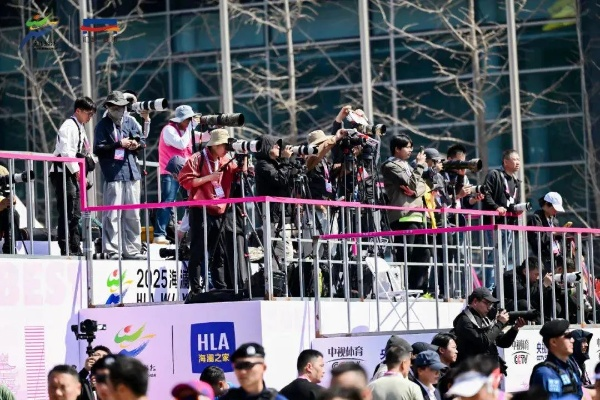 从镜头前到赛场边,张玥如何重塑中国体育直播的视觉语言 从镜头前到赛场边,张玥如何重塑中国体育直播的视觉语言