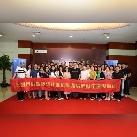 职业化浪潮下的体育直播进化论，解码全职体育直播从业者的生存法则