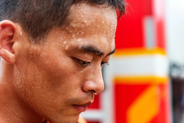 汗水与镜头，体育生直播背后的挑战与蜕变