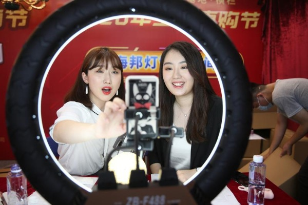 从直播间到万人狂欢，解码叨叨体育直播的流量密码