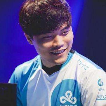 Live and Interactive:The Evolution and Impact of Sports Streaming in English Live and Interactive:The Evolution and Impact of Sports Streaming in English