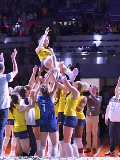 网前烽火映五星，中国女排直播时代的精神图腾