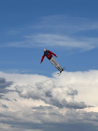 云端跃动，体育生与直播飞机的跨界狂想曲