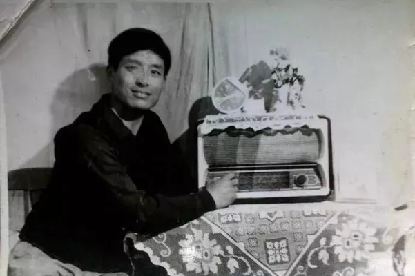 从无线电波到数字流，体育收音机直播的百年变迁与文化意义